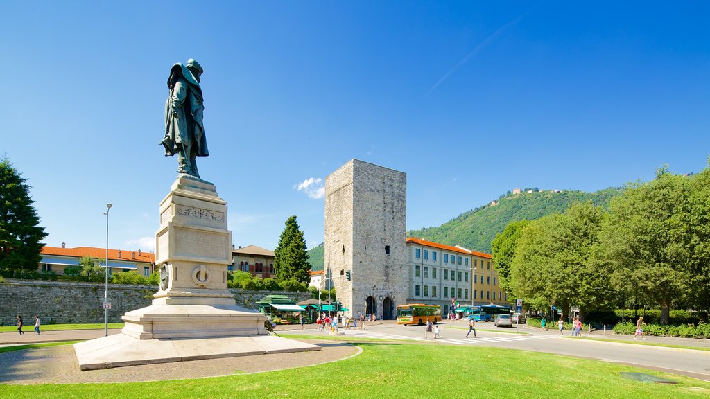 Piazza Vittoria showing a statue or sculpture, a square or plaza and a monument