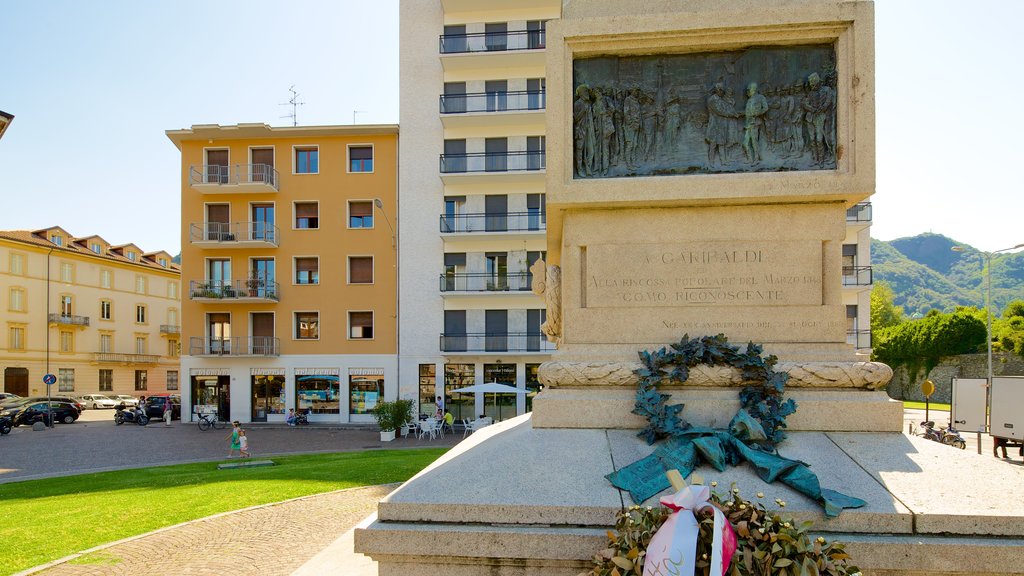 Piazza Vittoria fasiliteter samt monument og minnesmerke