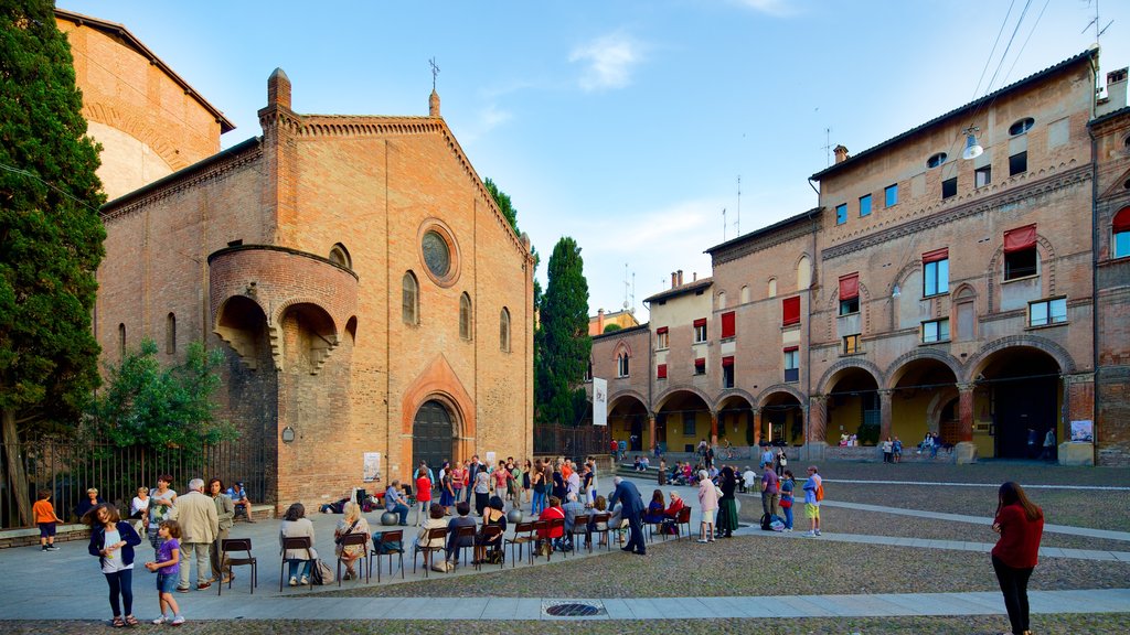 Basilica di Santo Stefano mostrando uma praça ou plaza e arquitetura de patrimônio assim como um grande grupo de pessoas