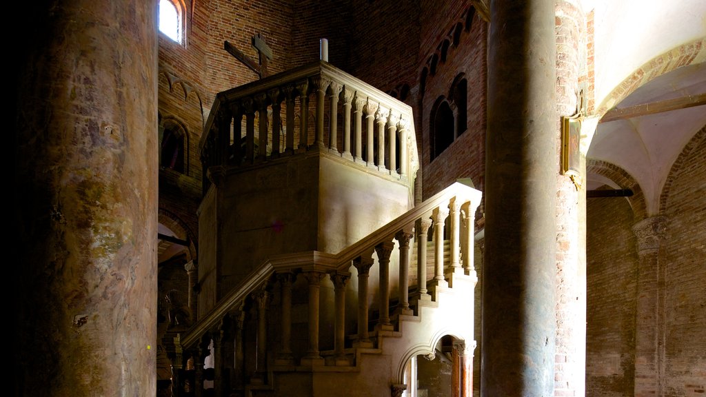 Basilica di Santo Stefano mostrando elementos de patrimônio, uma igreja ou catedral e vistas internas