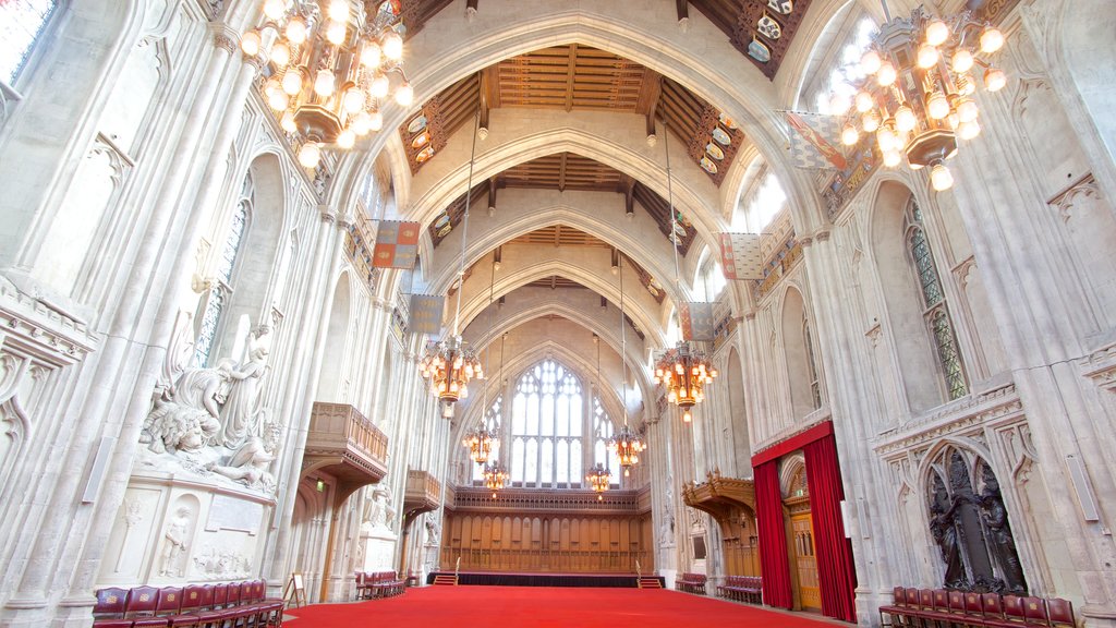 London Guildhall que inclui arquitetura de patrimônio, vistas internas e uma igreja ou catedral