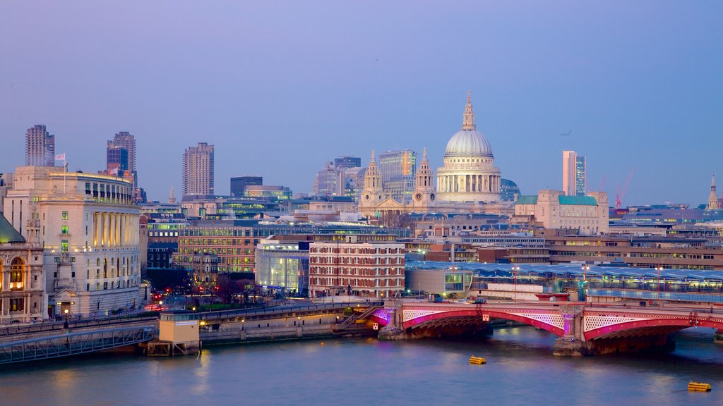 London showing skyline, night scenes and a city