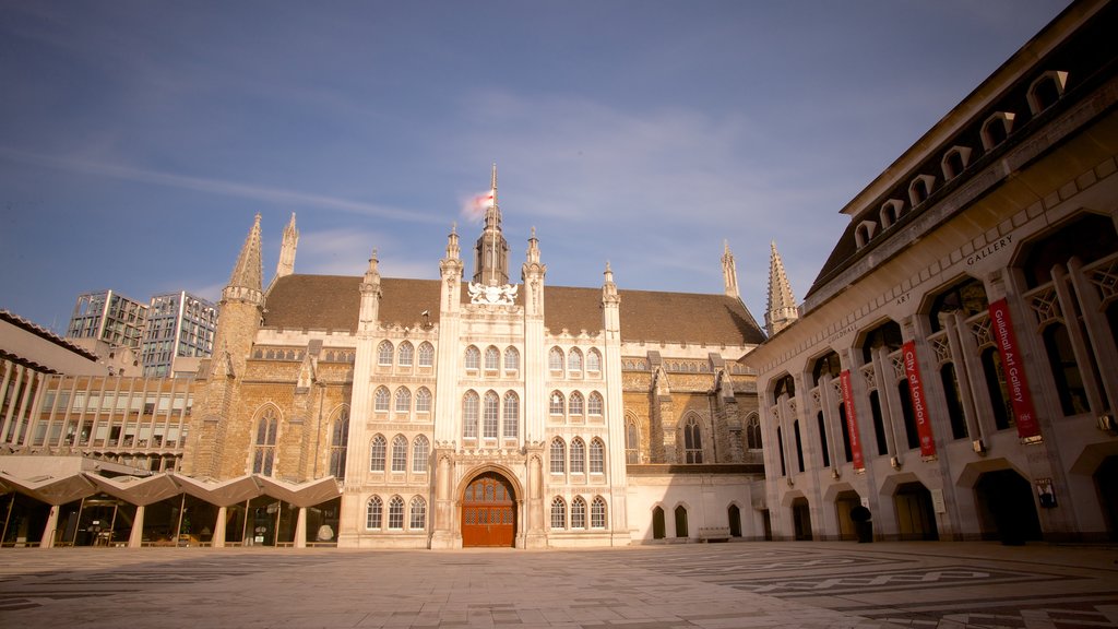 London Guildhall mostrando elementos patrimoniales, una plaza y arquitectura patrimonial