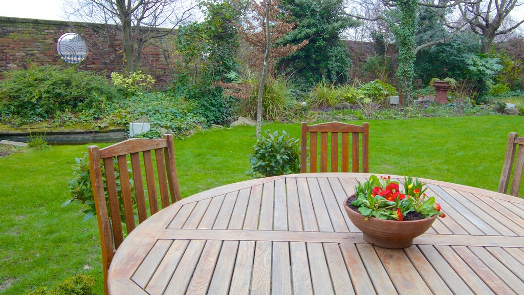 Kensington Roof Gardens which includes a park