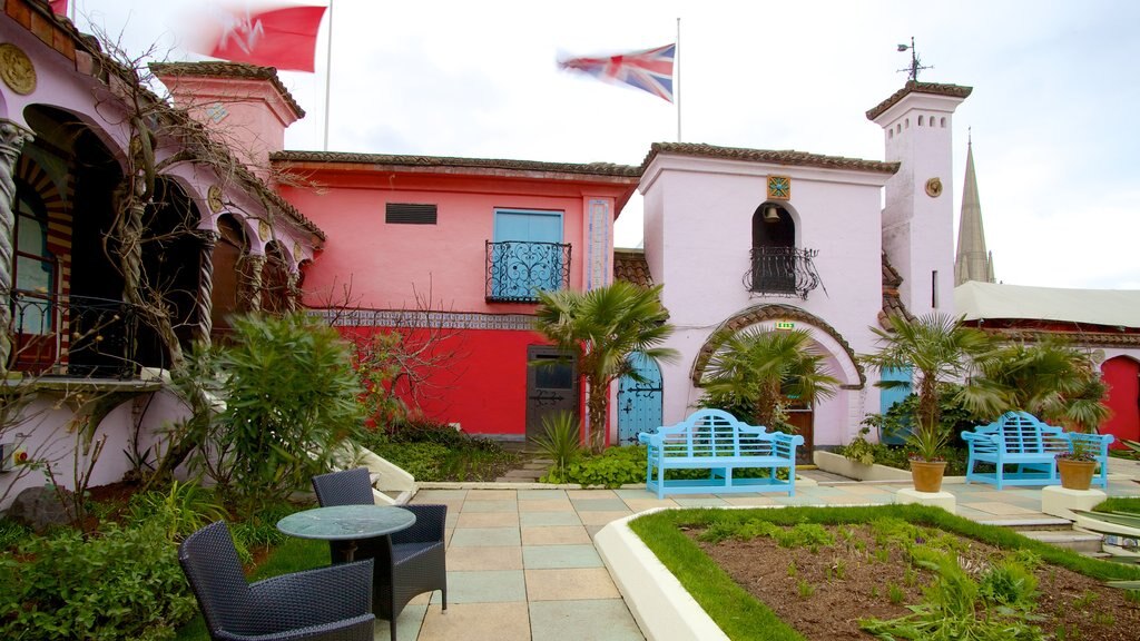 Kensington Roof Gardens showing a park