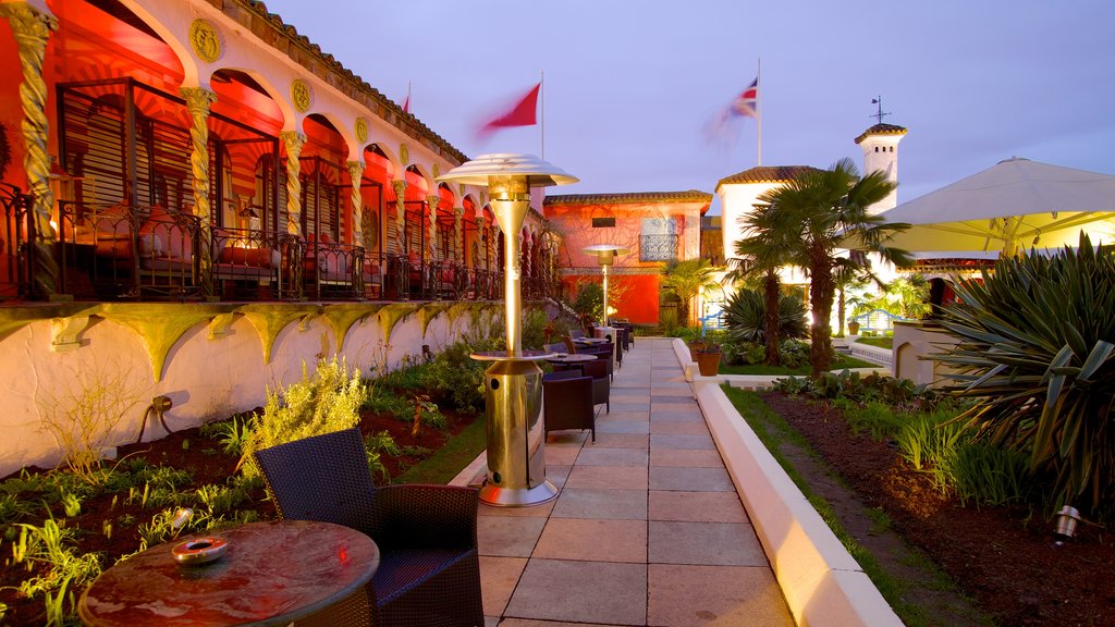 Kensington Roof Gardens which includes a garden