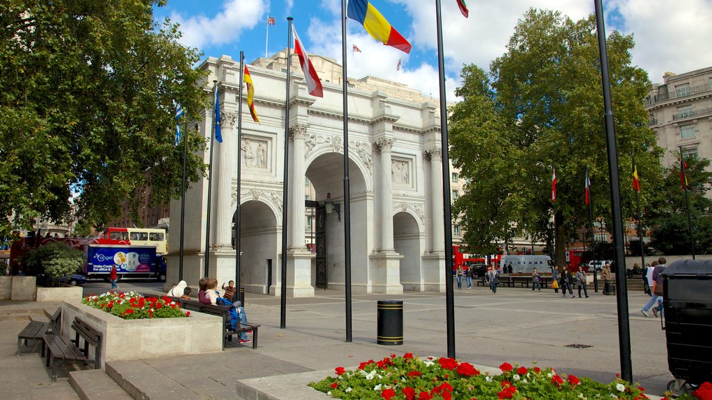 Hyde Park showing a monument, a city and a square or plaza