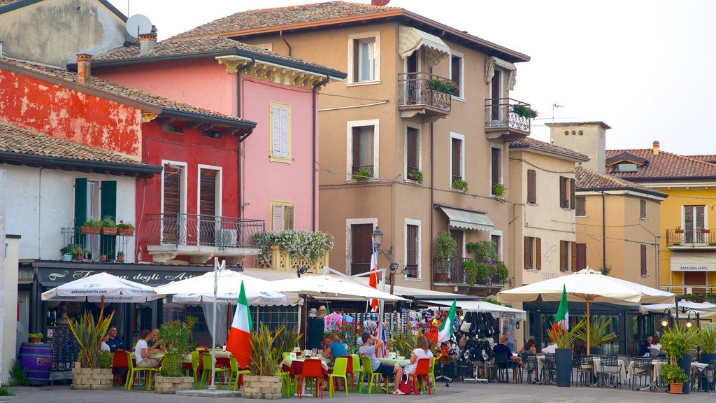 Peschiera del Garda showing a city