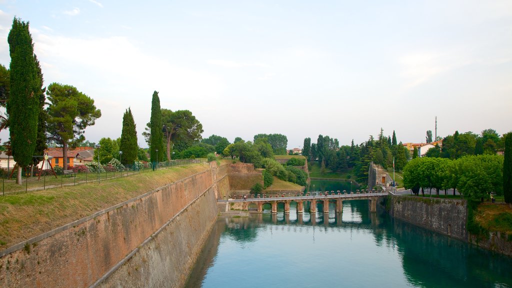 Peschiera del Garda caracterizando uma ponte e um jardim