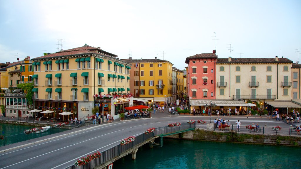 Peschiera del Garda featuring a city