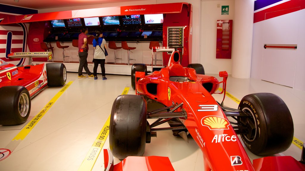 Museo Ferrari mostrando vistas interiores