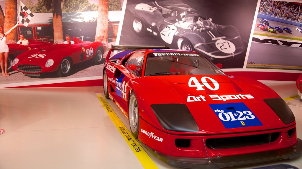 Museo Ferrari mostrando vistas interiores