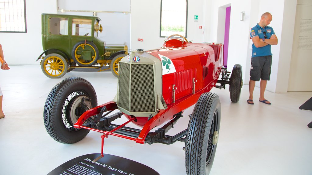 Museo Casa Enzo Ferrari ofreciendo vista interna