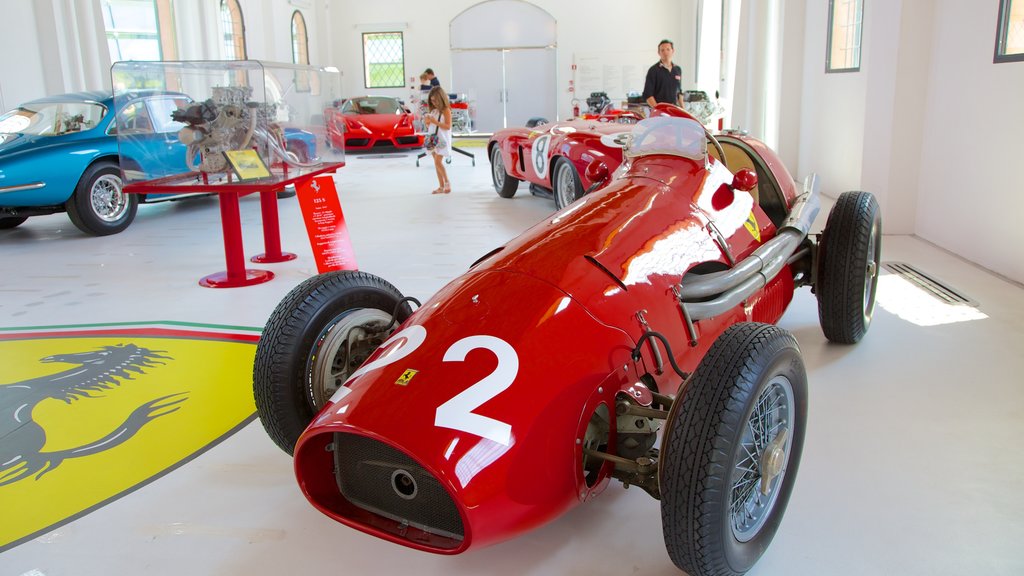 Museo Casa Enzo Ferrari que incluye vistas interiores