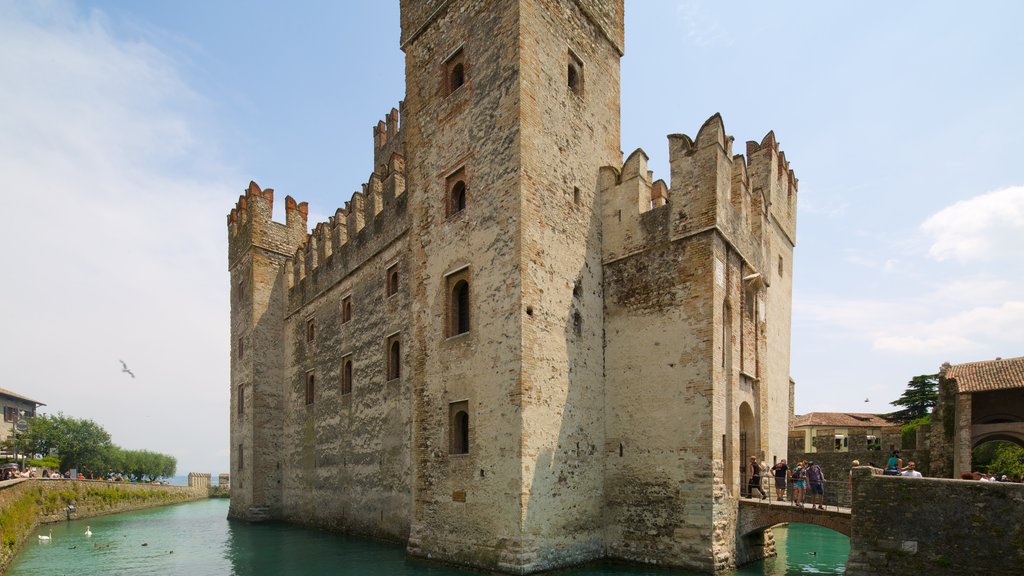 Castillo de Scaliger ofreciendo castillo o palacio y elementos del patrimonio