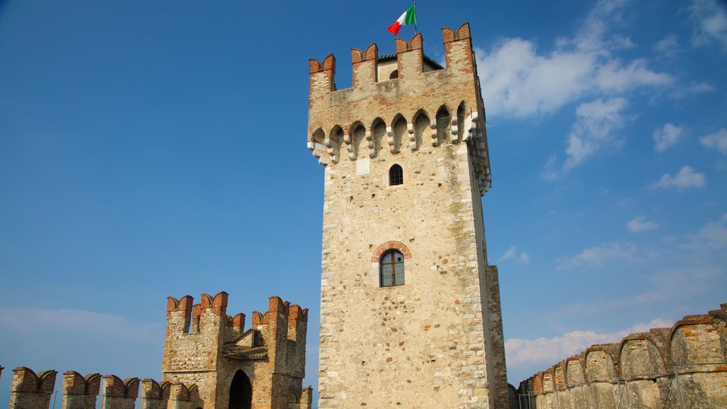 Castillo de Scaliger mostrando un castillo, ruinas de edificios y elementos del patrimonio