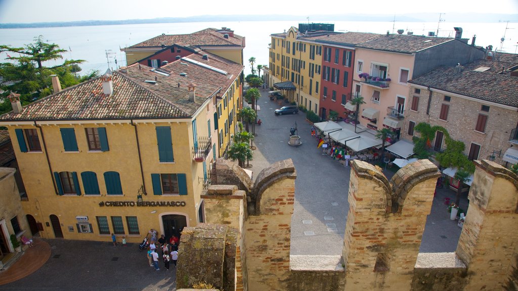 Castello Scaligere que inclui uma cidade pequena ou vila