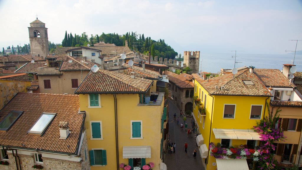 Castello Scaligere mostrando uma cidade e uma cidade pequena ou vila