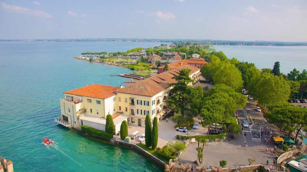 Castello Scaligere que inclui uma cidade pequena ou vila e um lago ou charco