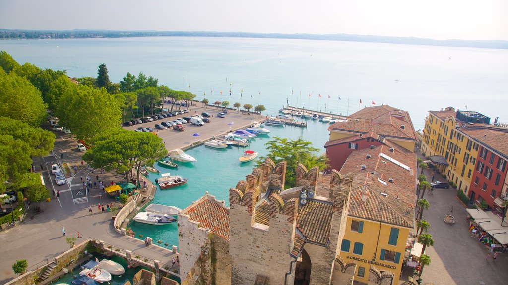 Château Scaliger mettant en vedette un lac ou un point d’eau et une petite ville ou un village