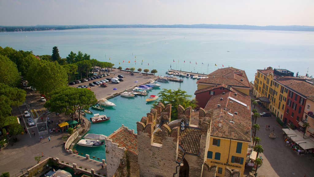 Castello Scaligere caracterizando uma cidade pequena ou vila e um lago ou charco