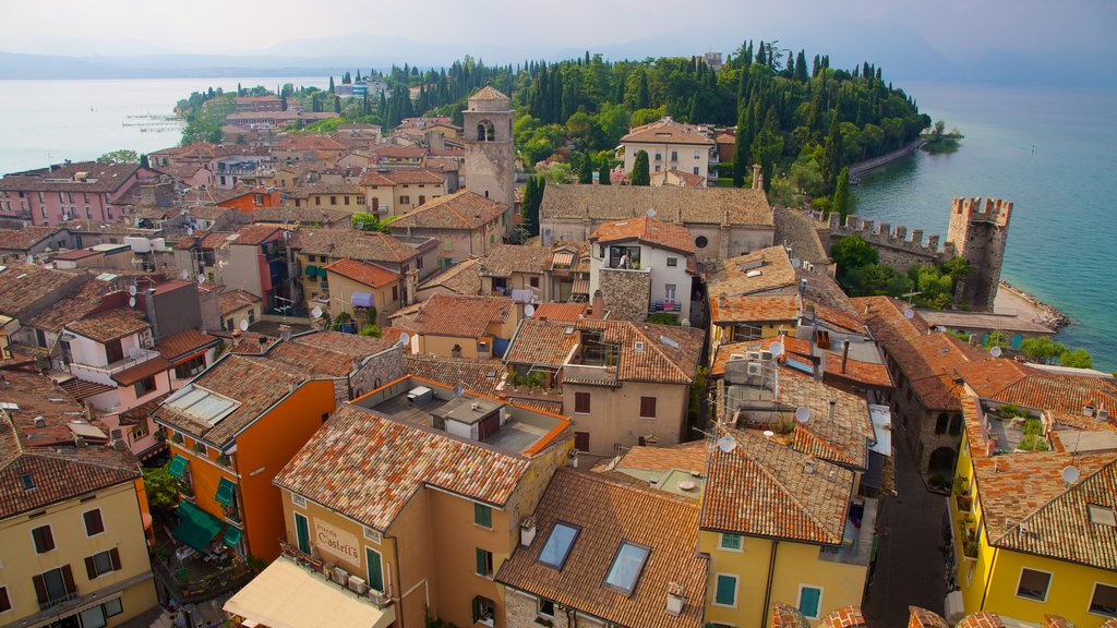 Castello Scaligere que inclui uma cidade pequena ou vila e um lago ou charco