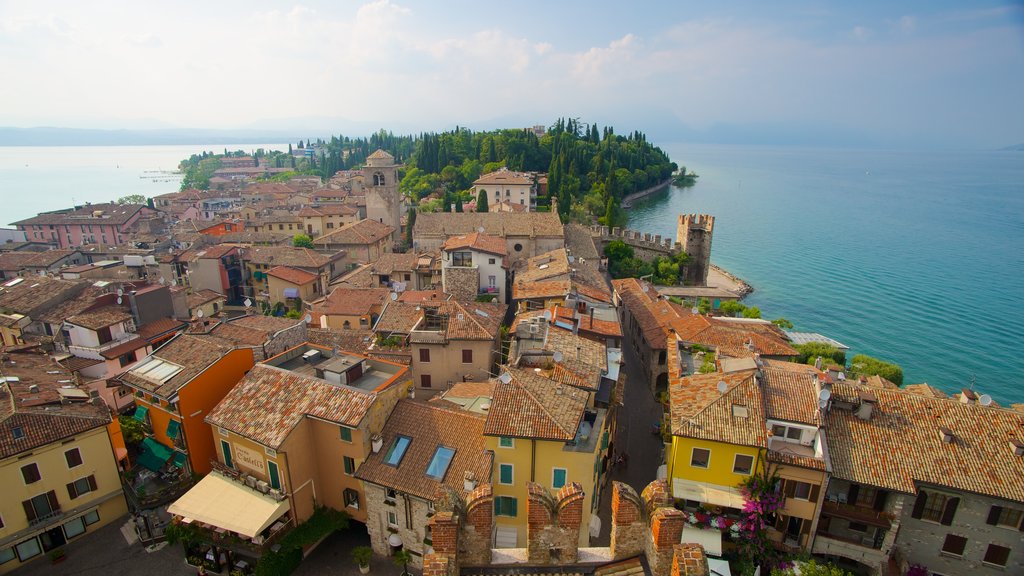 Castello Scaligere que inclui uma cidade e um lago ou charco