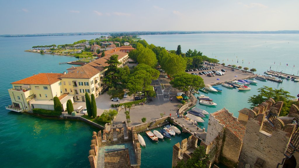 Castello Scaligere mostrando uma cidade e um lago ou charco