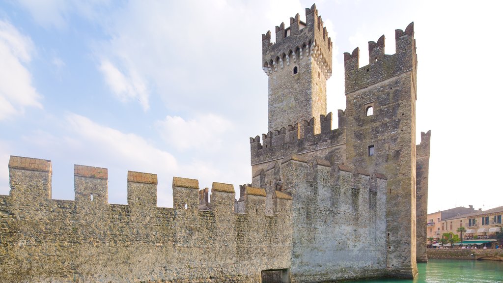 Castillo de Scaliger que incluye elementos patrimoniales y castillo o palacio