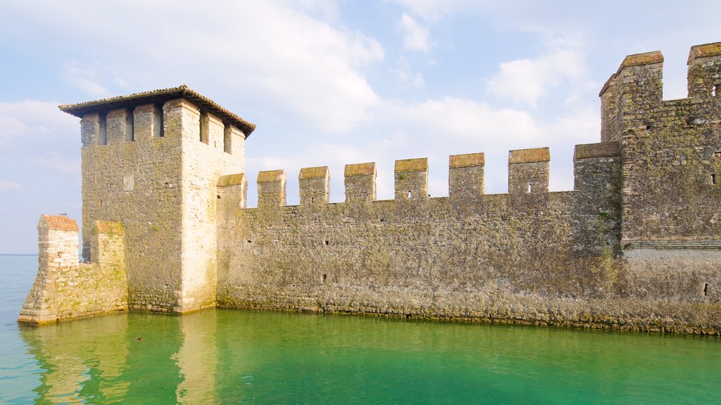 Scaliger Castle showing a castle and heritage elements