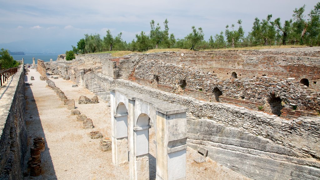 Grotte di Catullo caracterizando um lago ou charco, elementos de patrimônio e ruínas de edifício