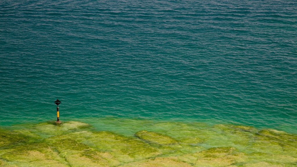 Grotte di Catullo mostrando un lago o espejo de agua