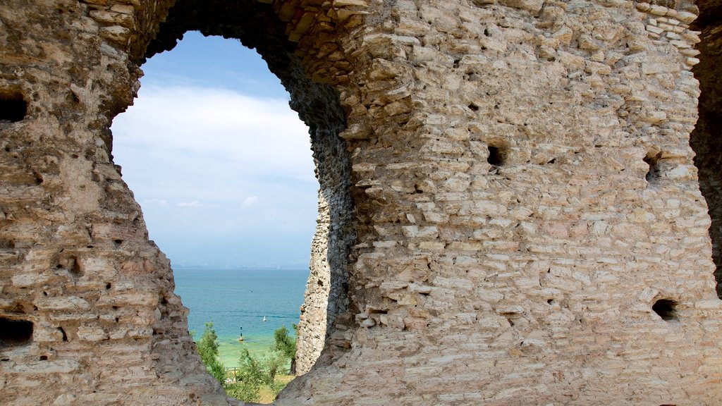 Grotte di Catullo que incluye elementos del patrimonio, un lago o abrevadero y ruinas de edificios