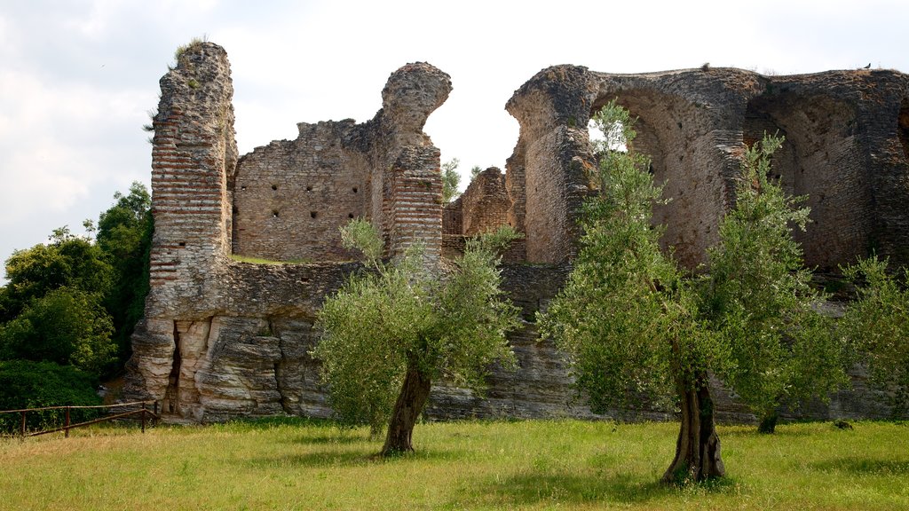 Grotte di Catullo ofreciendo ruinas de un edificio y elementos patrimoniales