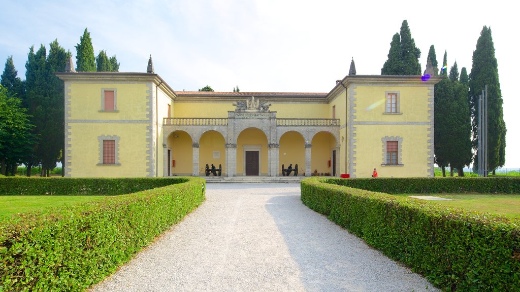 Torre di San Martino que inclui elementos de patrimônio e um jardim