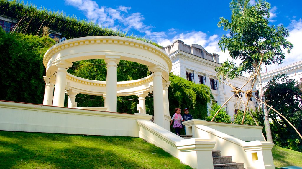 Jardín de los Sueños ofreciendo elementos patrimoniales