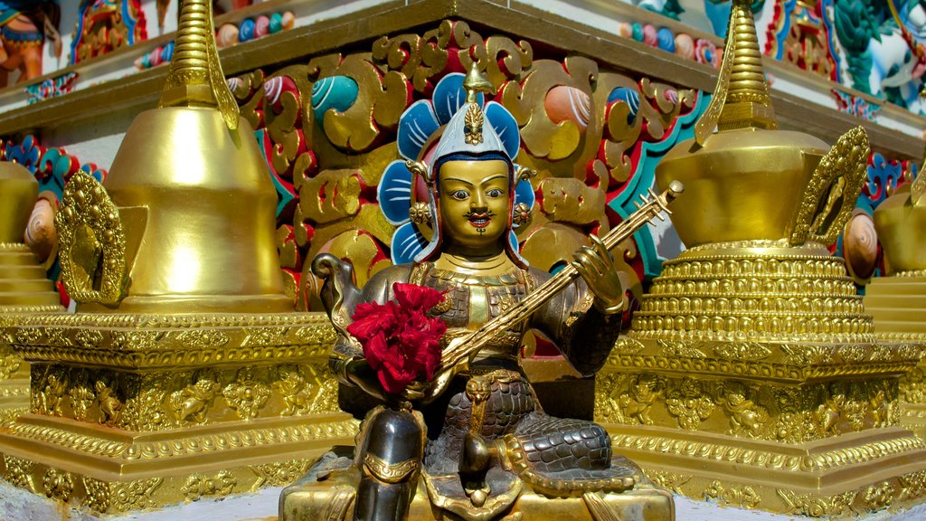 Monasterio de Kopan ofreciendo elementos religiosos, una estatua o escultura y elementos del patrimonio