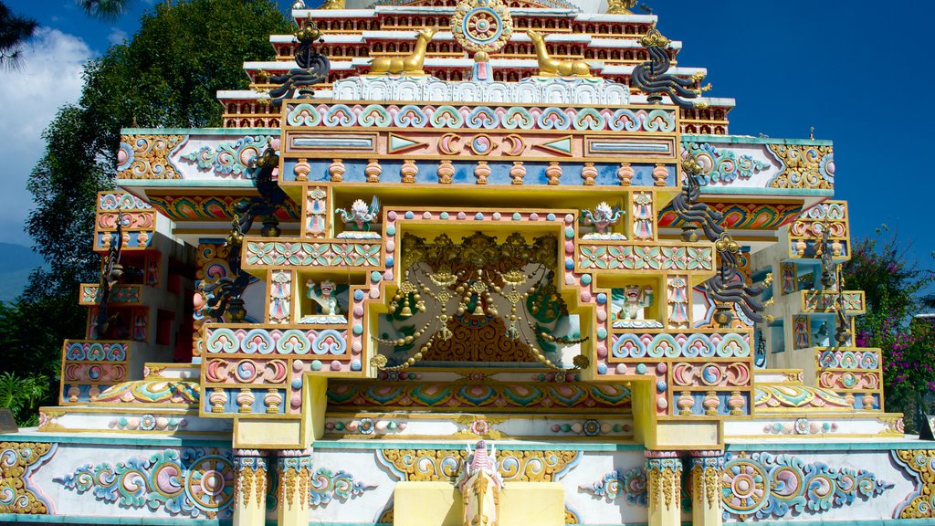 Monasterio de Kopan que incluye una estatua o escultura, elementos religiosos y elementos patrimoniales