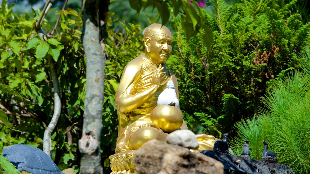 Monasterio de Kopan mostrando una estatua o escultura y aspectos religiosos