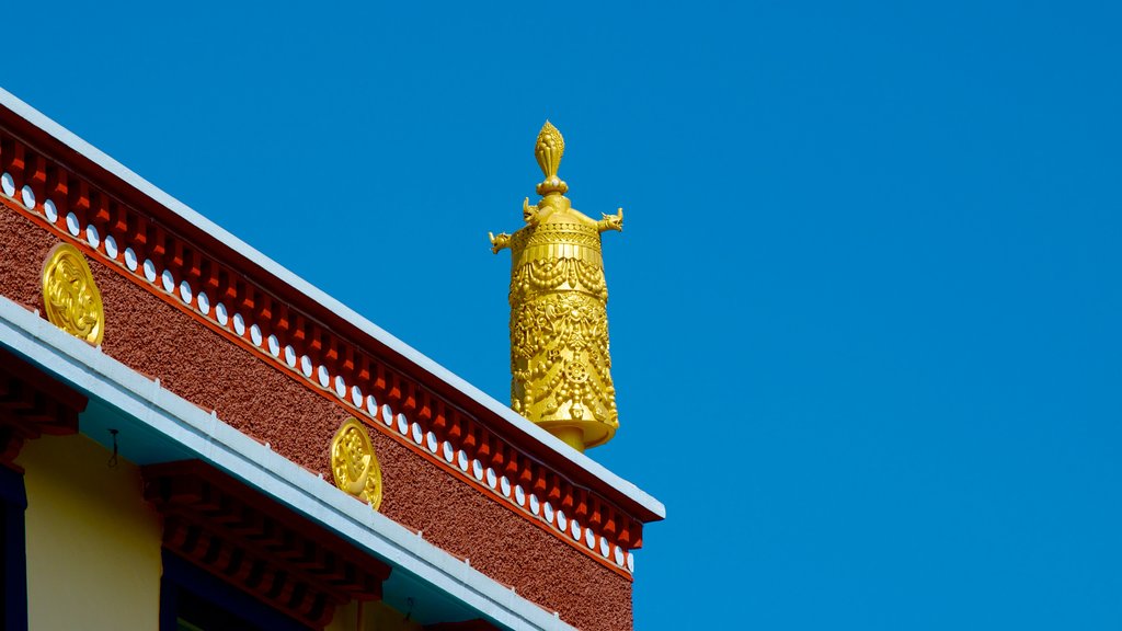 Monasterio de Kopan que incluye elementos del patrimonio y un templo o lugar de culto