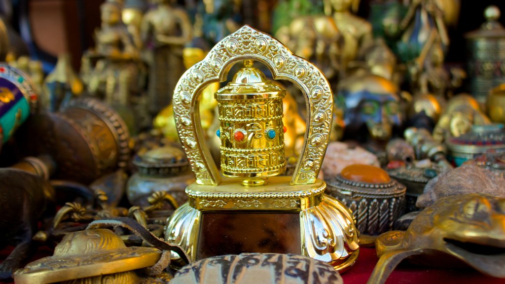 Swayambhunath ofreciendo mercados y aspectos religiosos