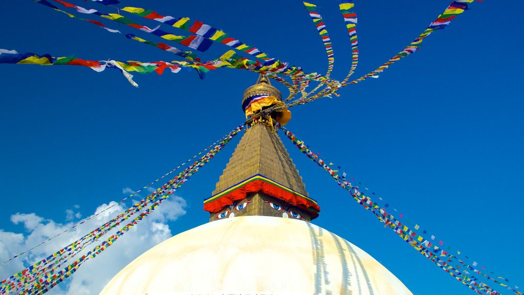 Boudhanath ofreciendo elementos religiosos