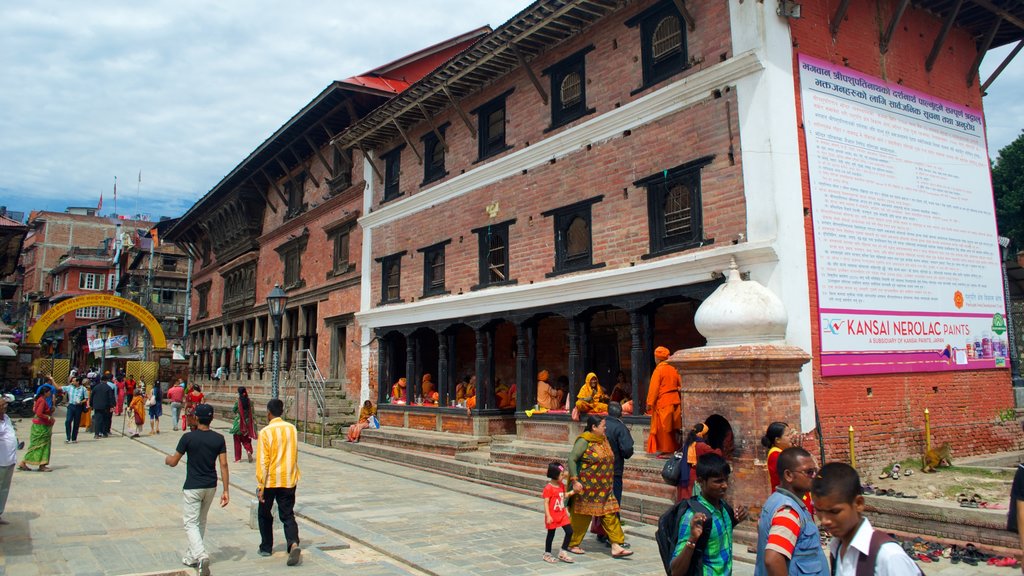 Templo Pashupatinath que incluye un templo o lugar de culto y también un pequeño grupo de personas