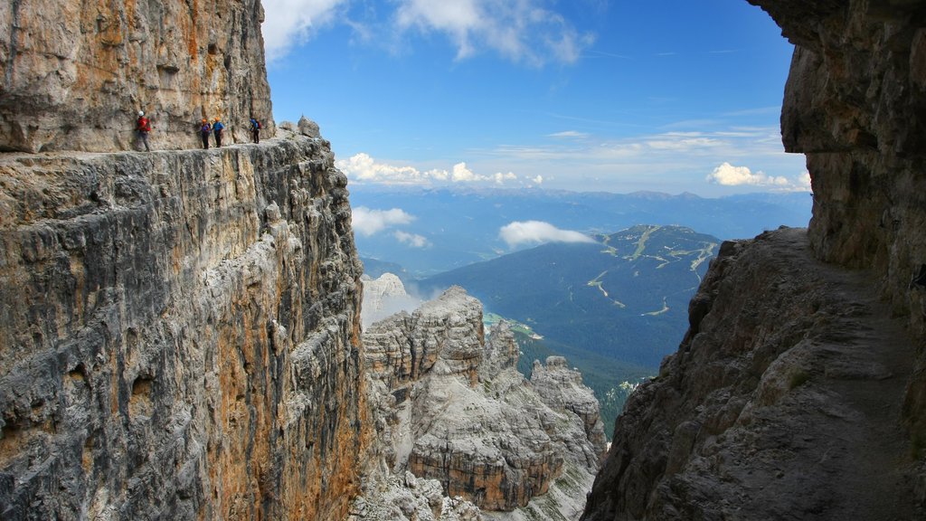 Madonna di Campiglio mostrando situaciones tranquilas y un cañón o garganta