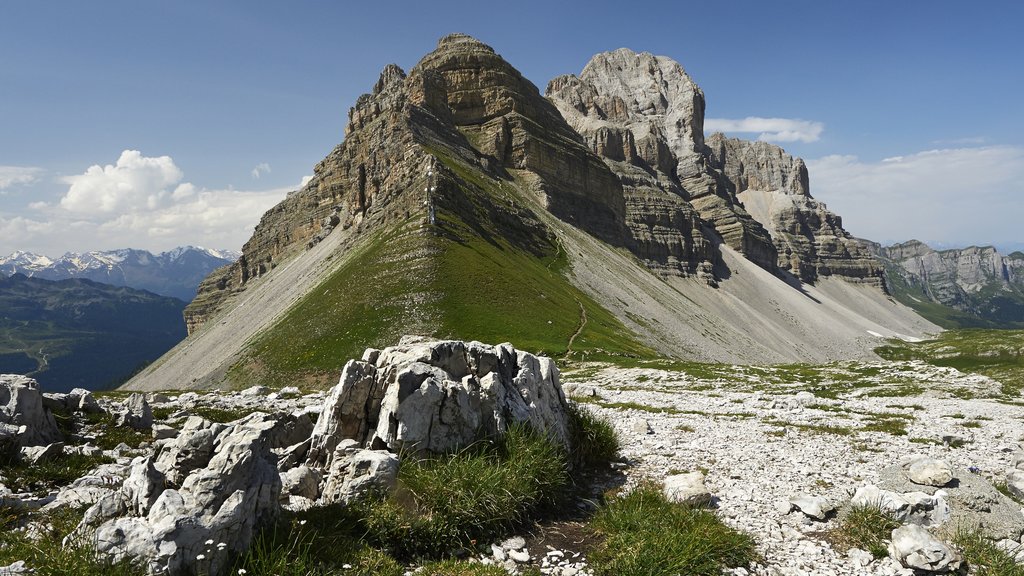 Madonna di Campiglio som omfatter bjerge og fredfyldte omgivelser