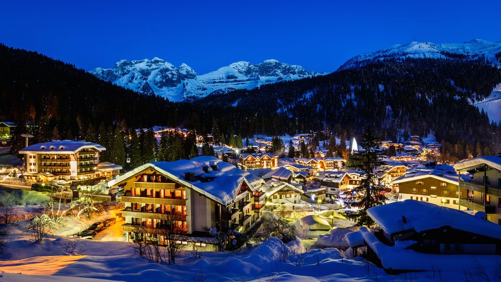 Madonna di Campiglio ofreciendo una pequeña ciudad o aldea, nieve y escenas de noche