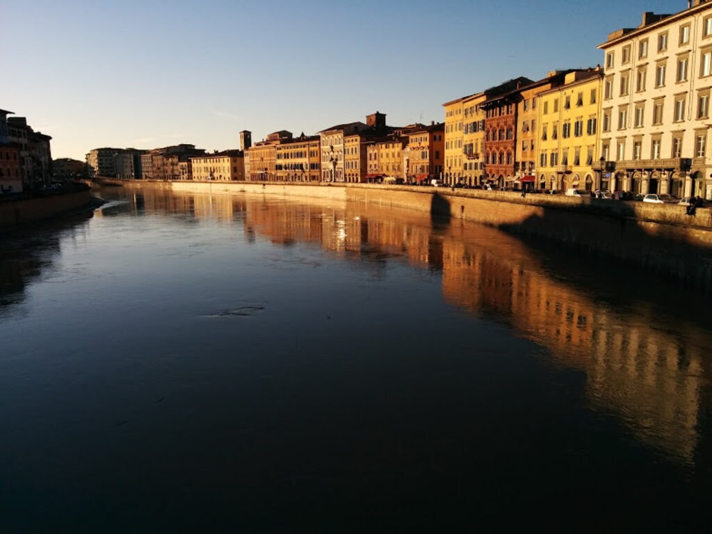 Tramonto sui Lungarni - by Margherita Reboldi - Under Creative Commons license CC BY 2.0 (https://creativecommons.org/licenses/by/2.0/) - https://www.flickr.com/photos/155545126@N07/35763316001/in/photostream/