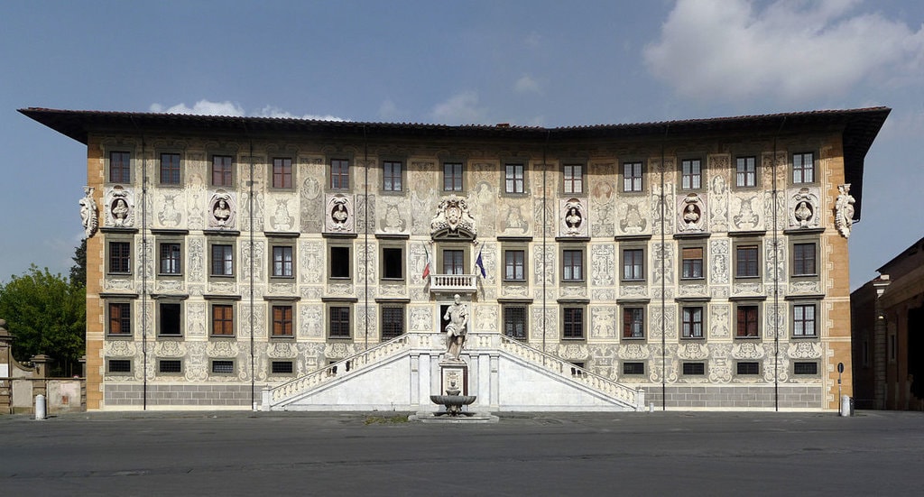 La Scuola Normale Superiore, in Piazza dei Cavalieri - By Lucarelli - Own work by the original uploader, CC BY-SA 3.0, https://commons.wikimedia.org/w/index.php?curid=4733968