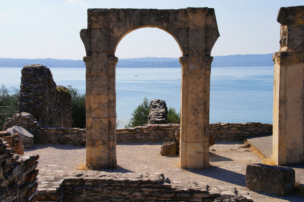 Grotte di Catullo a Sirmione by EdiHoch (CC0 Creative Commons Libera per usi commerciali  Attribuzione non richiesta)