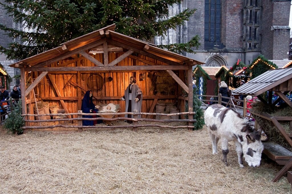 Mercatino di Natale, stallo by Stux, Under Creative Common license CC0 1.0 (https://creativecommons.org/publicdomain/zero/1.0/deed.it) https://pixabay.com/it/mercatino-di-natale-stallo-547635/